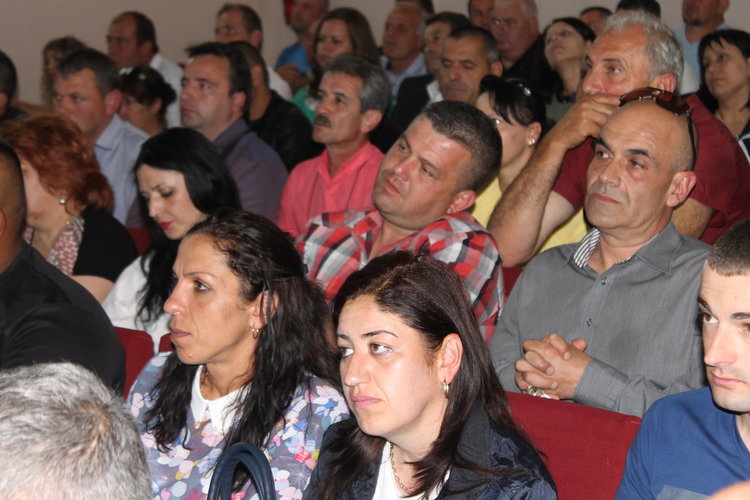 Цветан Цветанов в село Бенковски:  ГЕРБ е с протегната ръка към всеки жител на област Кърджали 