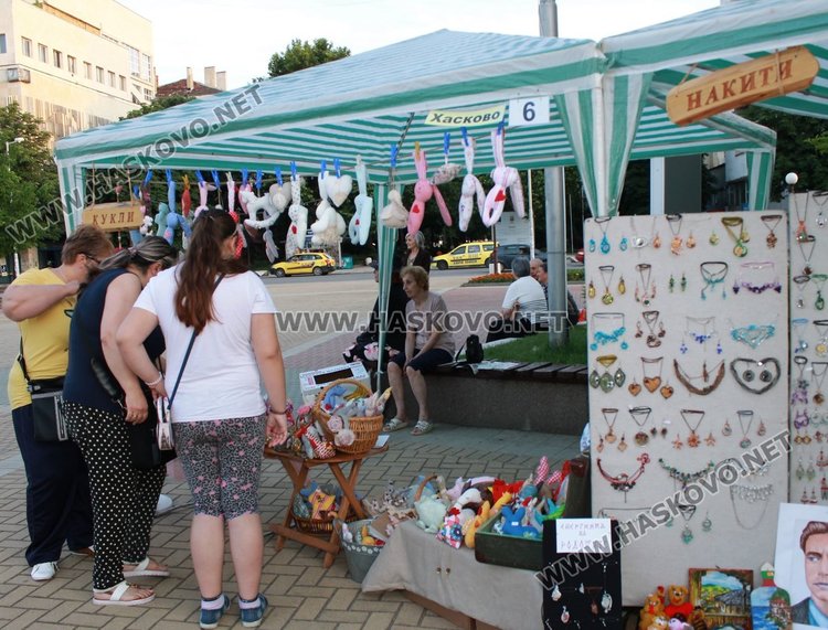 Димитровградчанка изработва уникални бижута от природни материали 