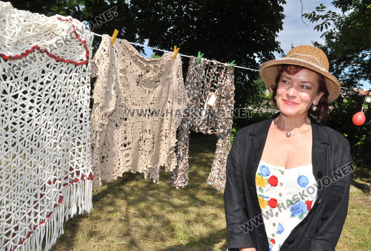 Домашно изплетена абитуриентска рокля удря в земята костюми за хилядарки