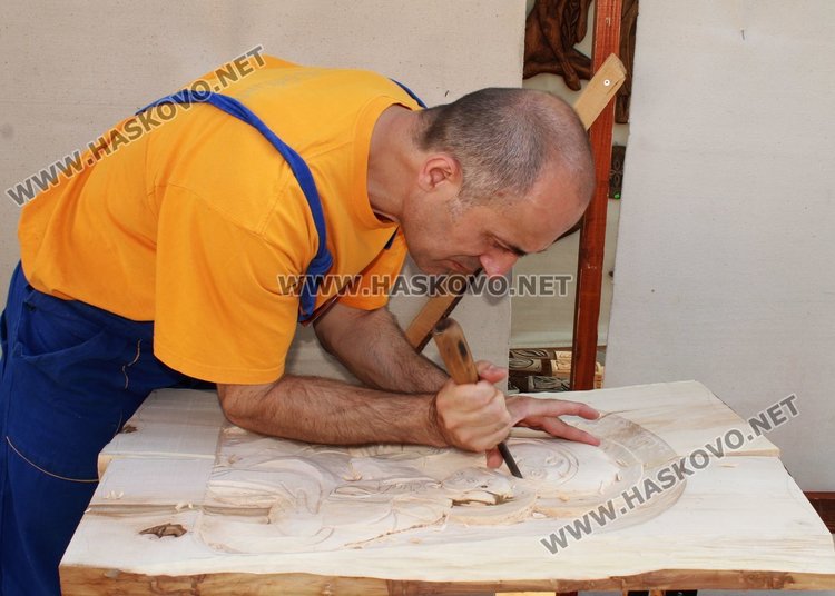 Майсторът -дърворезбар Георги Георгиев от Димитровград също е представен на панаира
