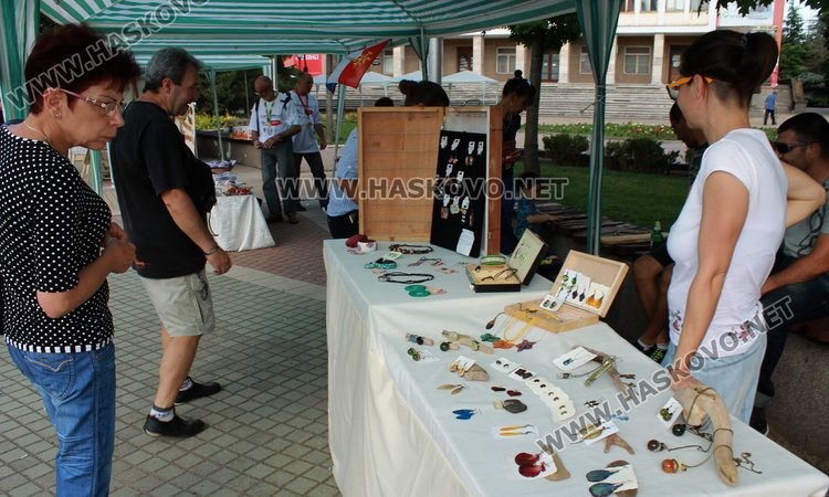 Димитровградчанка изработва уникални бижута от природни материали 