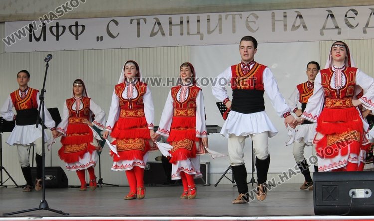  "С танците на дедите ни" започна в Димитровград