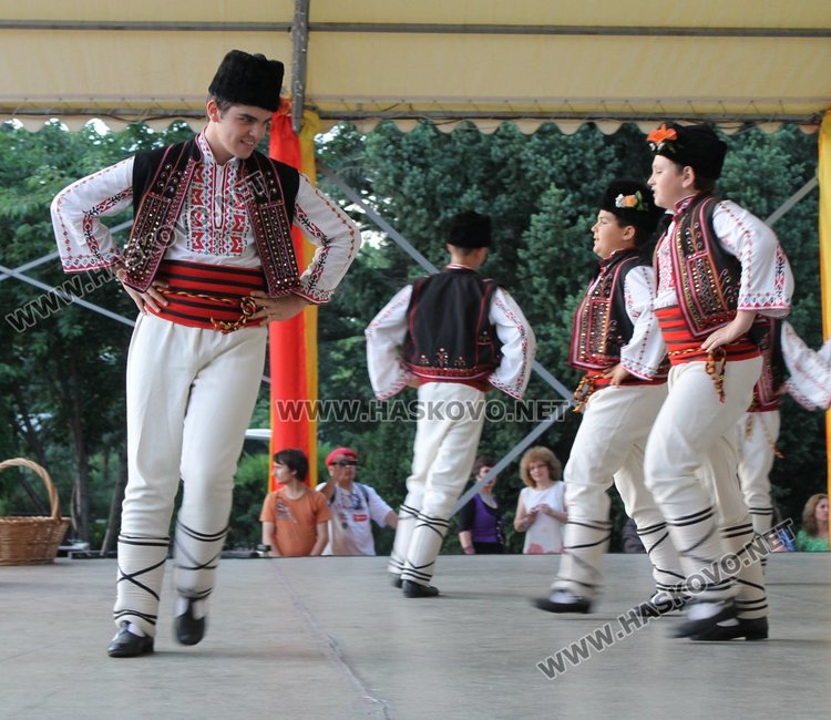  "С танците на дедите ни" започна в Димитровград