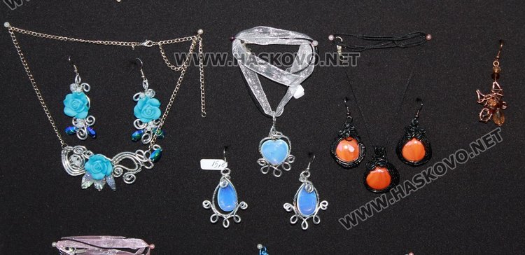 Димитровградчанка изработва уникални бижута от природни материали 