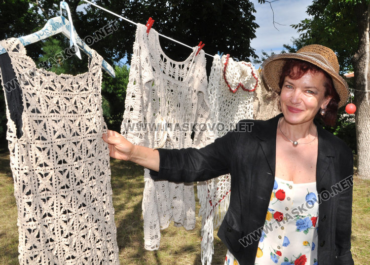 Антоанета Станчева с абитуриентската рокля на дъщеря й, която е изплела сама с прежда за 20 лв. 