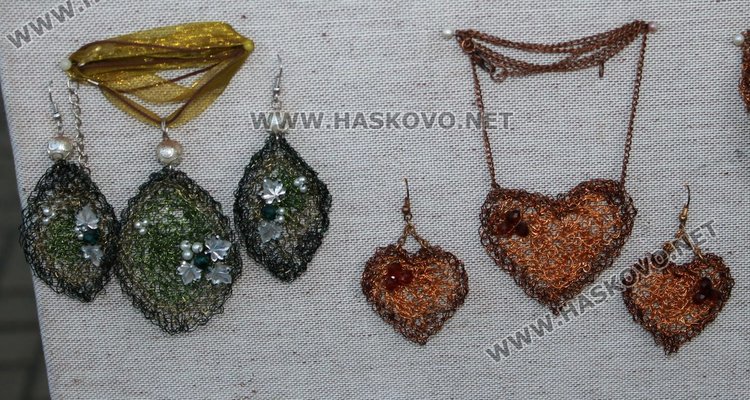 Димитровградчанка изработва уникални бижута от природни материали 