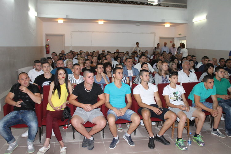 Цветан Цветанов в село Бенковски:  ГЕРБ е с протегната ръка към всеки жител на област Кърджали 