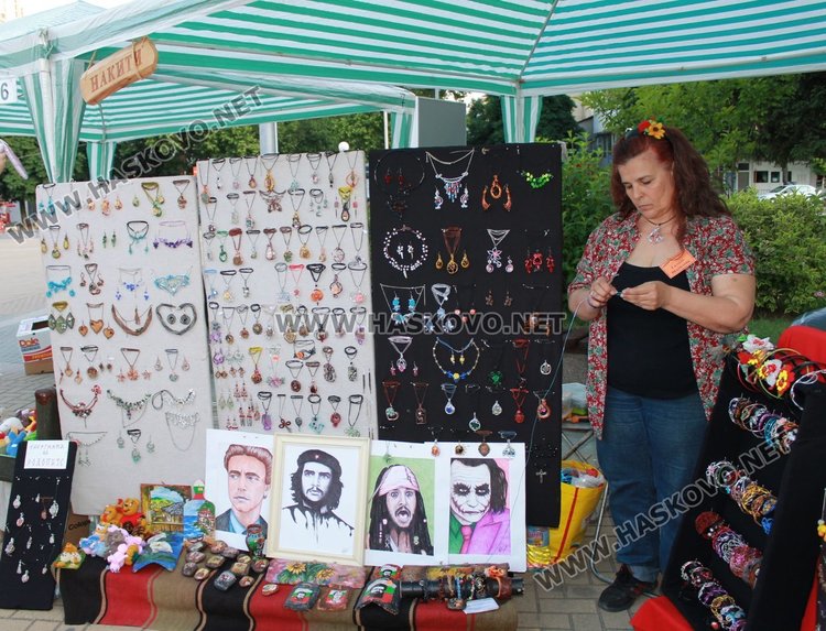 Димитровградчанка изработва уникални бижута от природни материали 