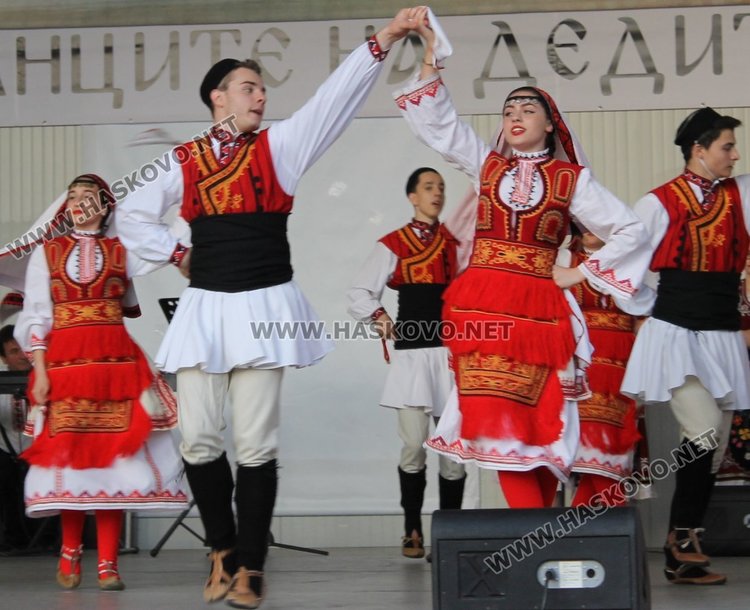 В Димитровград започна фестивалът "С танците на дедите ни"