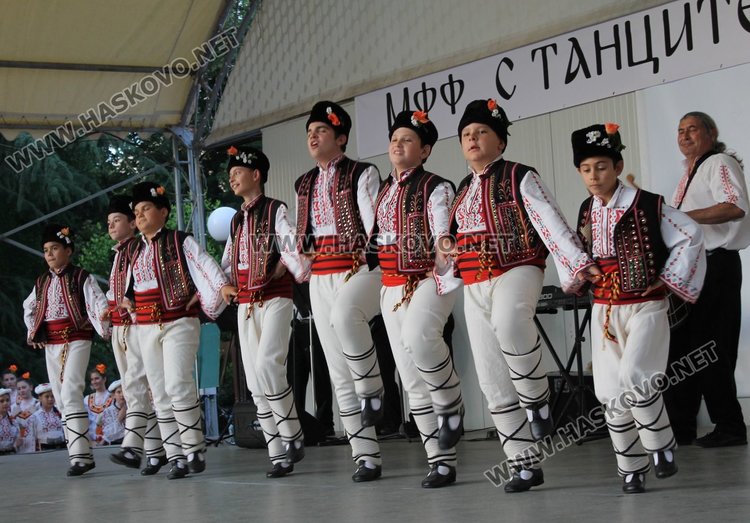  "С танците на дедите ни" започна в Димитровград