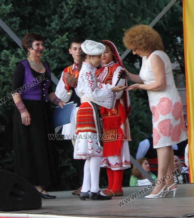 Плакети, сувенири и грамоти за участие в 6-ото издание на международния фолклорен фестивал "С танците на дедите ни" получиха изпълнителите