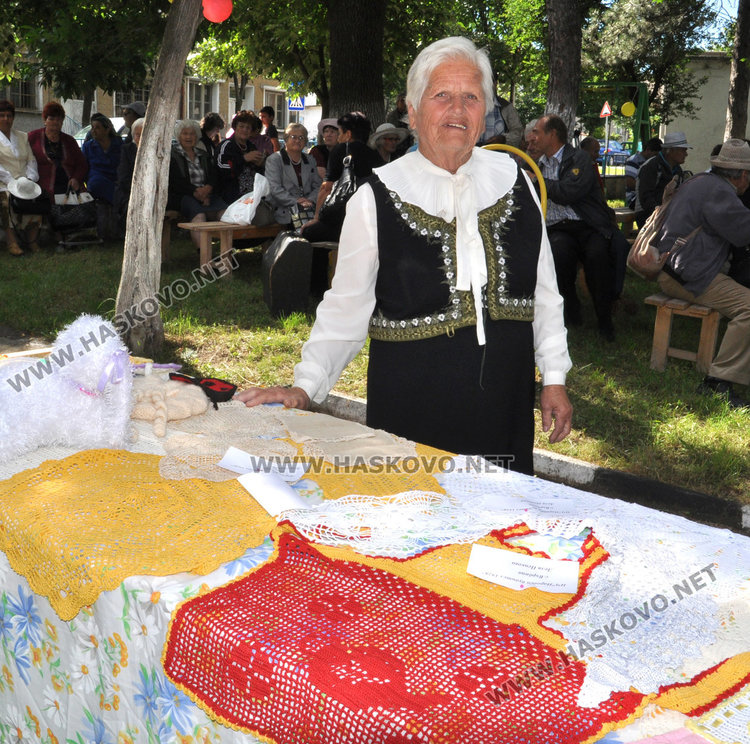 Домашно изплетена абитуриентска рокля удря в земята костюми за хилядарки