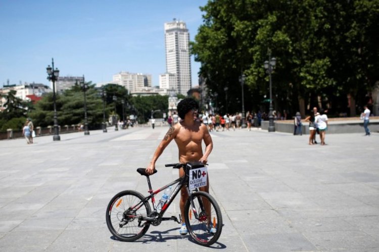 Гол протест срещу колите в центъра на Мадрид