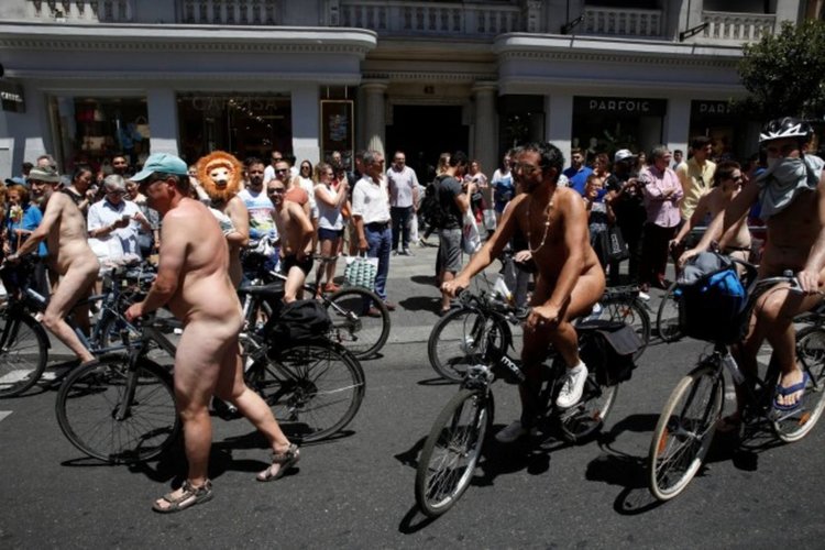 Гол протест срещу колите в центъра на Мадрид