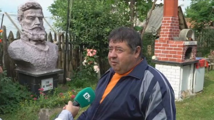 Тракторист пази в двора си паметник на Христо Ботев