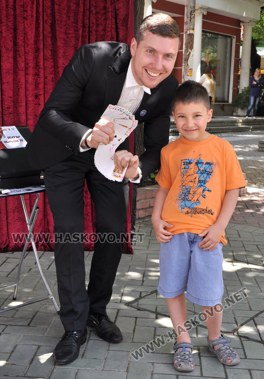 Фокусник мами зам.-кмет пред театъра, обещава сняг през лятото