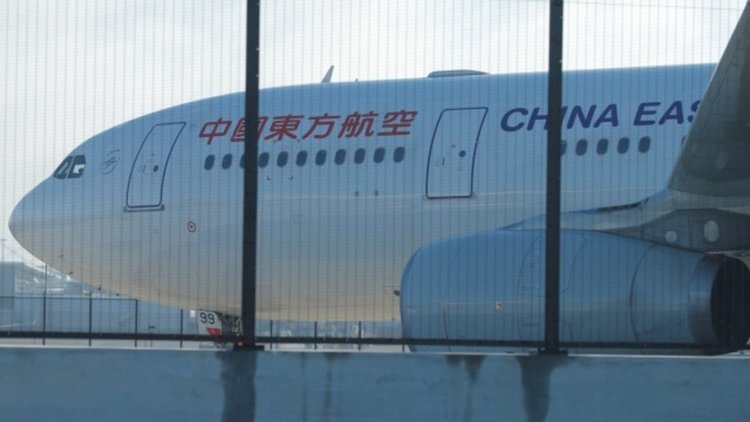 Китайски самолет се приземи аварийно заради дупка в двигателя