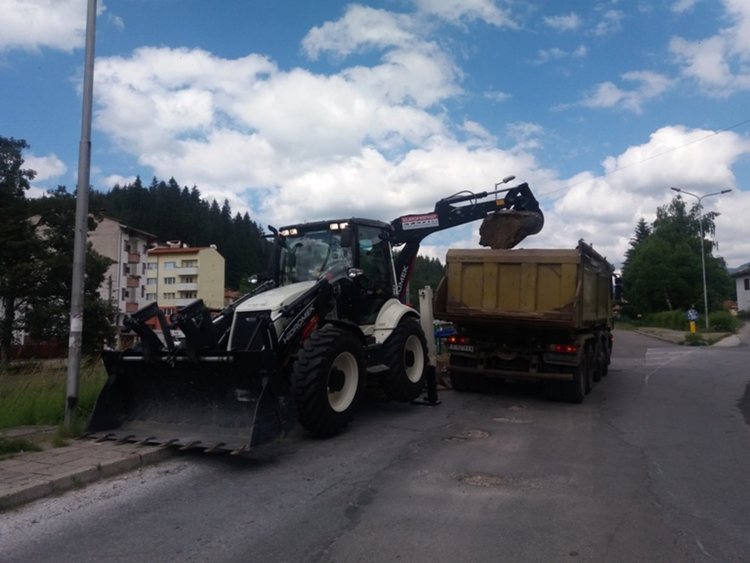 Започнаха ремонтните дейности на ул. &bdquo;Наталия&rdquo; в Райково