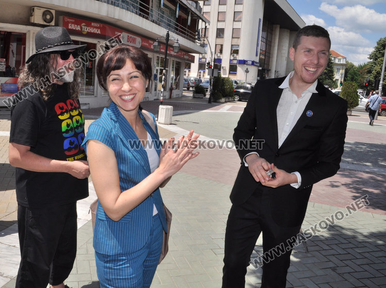 Фокусник мами зам.-кмет пред театъра, обещава сняг през лятото