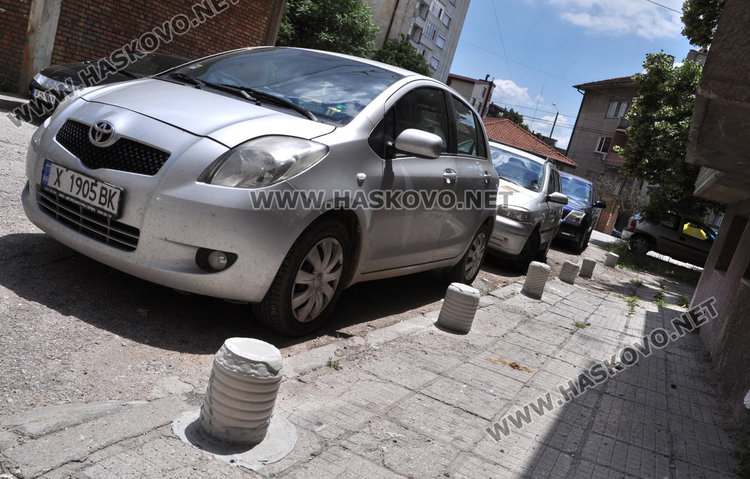 Бранят тротоари до блок с конуси-самоделки край „Георги Кирков“