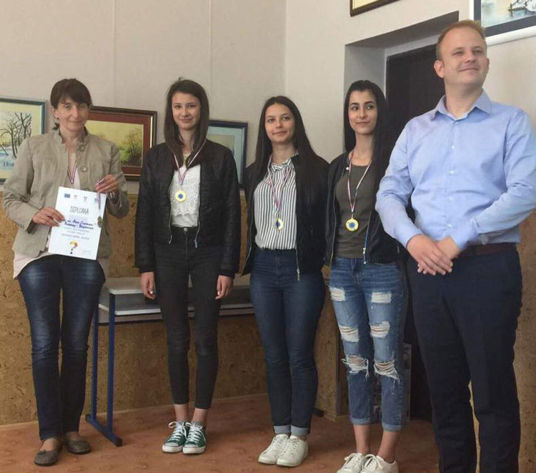 Българският отбор с градоначалника на Копривница Радован КНежевич