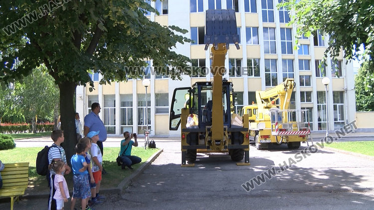 Багер последно поколение ще работи по инфраструктурните дела в Димитровградско