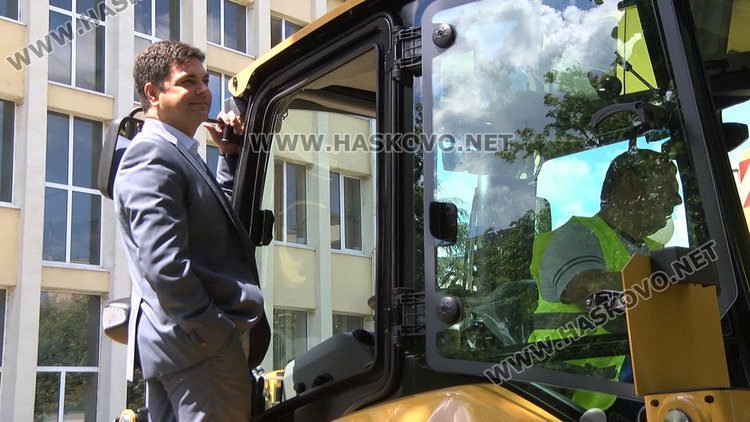 Багер последно поколение ще работи по инфраструктурните дела в Димитровградско