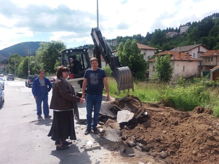 Започнаха ремонтните дейности на ул. &bdquo;Наталия&rdquo; в Райково