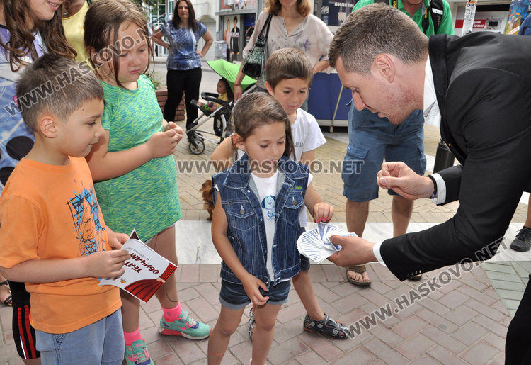Фокусник мами зам.-кмет пред театъра, обещава сняг през лятото