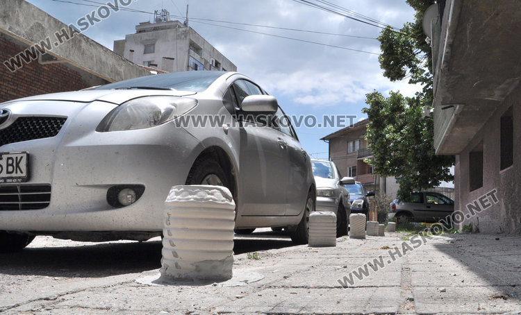 Бранят тротоари до блок с конуси-самоделки край „Георги Кирков“