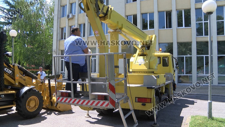 Багер последно поколение ще работи по инфраструктурните дела в Димитровградско