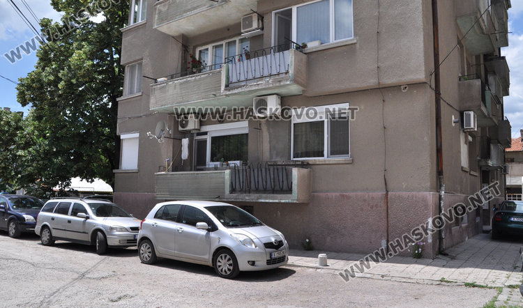 Бранят тротоари до блок с конуси-самоделки край „Георги Кирков“