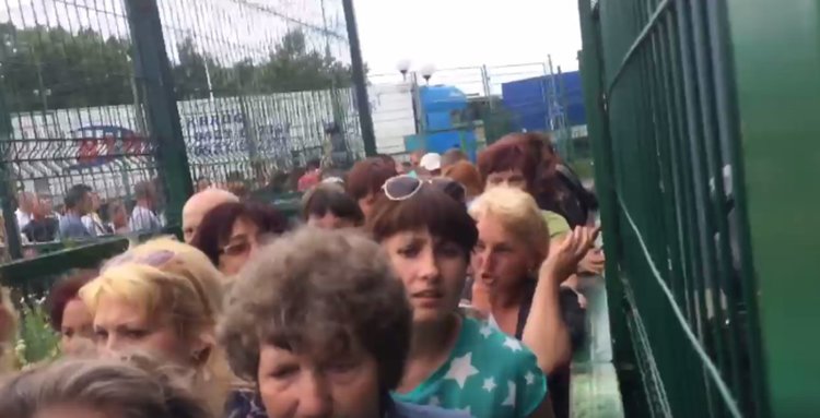 Украинци на опашка на границата с Полша в първия ден на безвизовия режим (видео)