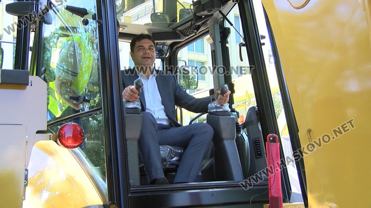 Багер последно поколение ще работи по инфраструктурните дела в Димитровградско