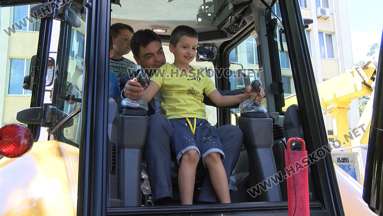 Багер последно поколение ще работи по инфраструктурните дела в Димитровградско