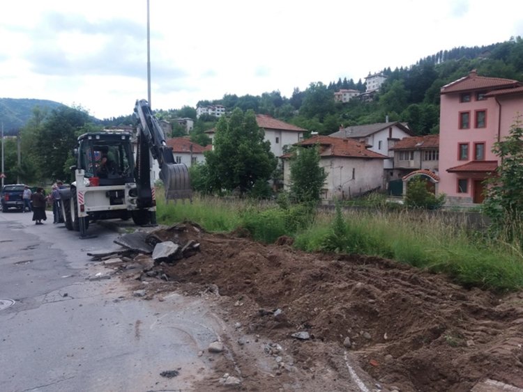 Започнаха ремонтните дейности на ул. &bdquo;Наталия&rdquo; в Райково