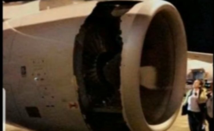 Китайски самолет се приземи аварийно заради дупка в двигателя