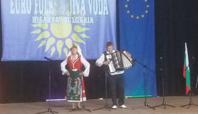 Певици и танцьорки от общината влязоха в световна ранг листа