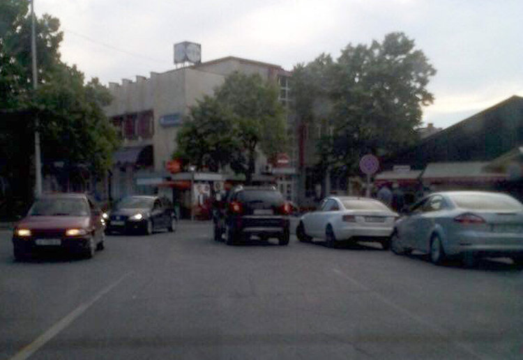 Читател: Вижте как се паркира насред оживено кръстовище в час пик