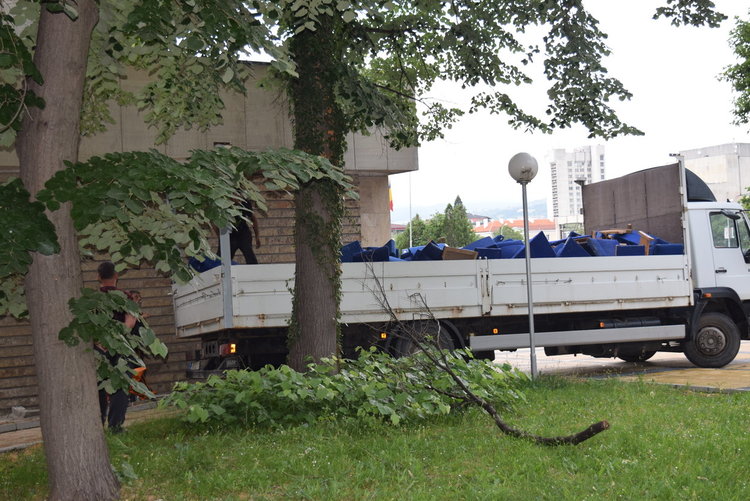 Старите седалки на киносалона заминаха на бунището