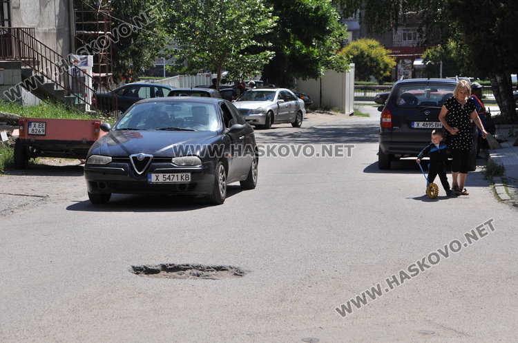 Дупки зейнаха пред блок 22 в „Орфей“