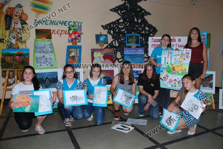Изложба на ученици украси фоайето на училище “Смирненски“