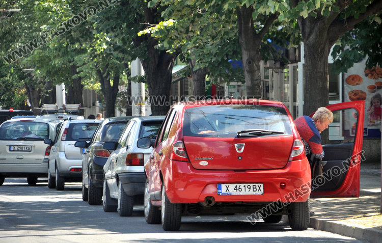 Знак “Спирането забранено” на “Раковски” изчезна. Според общината не го е имало