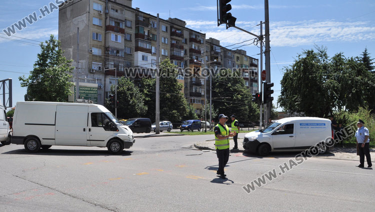 Пикап засече бус по „Васил Левски“, един в болница