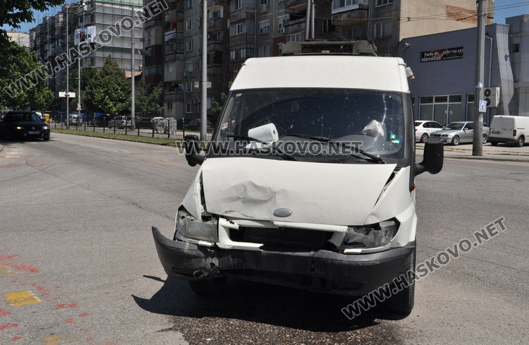 Пикап засече бус по „Васил Левски“, един в болница
