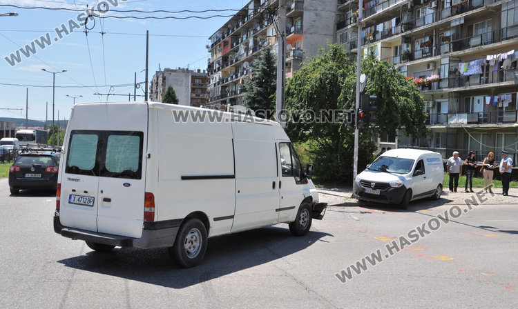 Пикап засече бус по „Васил Левски“, един в болница