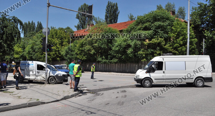 Пикап засече бус по „Васил Левски“, един в болница