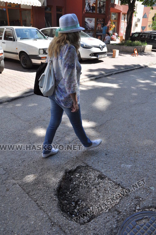 Дупки зейнаха пред блок 22 в „Орфей“