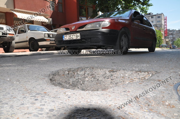 Дупки зейнаха пред блок 22 в „Орфей“