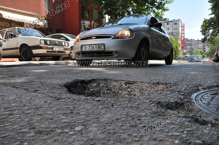 Дупки зейнаха пред блок 22 в „Орфей“